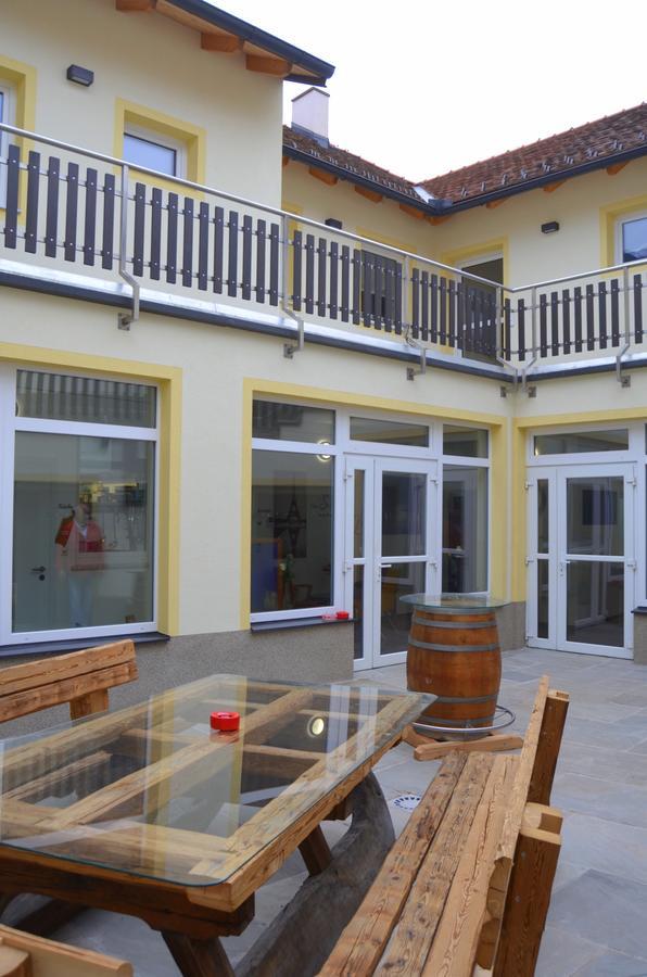 Pension Zum Strell Hollabrunn Εξωτερικό φωτογραφία